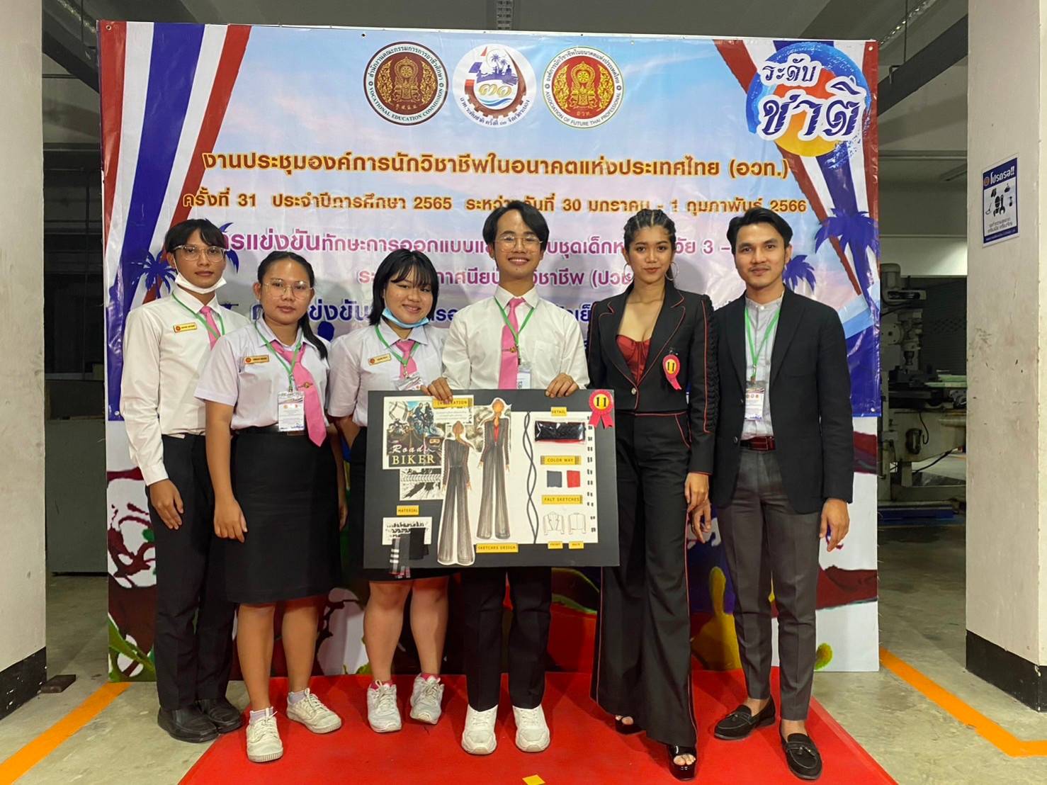 วันอังคารที่ 31 มกราคม 2566 รายงานผลแข่งขันทักษะวิชาชีพ “ทักษะการตัดเย็บเสื้อสูทแฟชั่น” ที่ได้รับรางวัลชมเชย คะแนน 82.33 มาตรฐานเหรียญทองประเภททีมนักเรียน นักศึกษา ระดับชั้นปวส. แผนกวิชาแฟชั่นและสิ่งทอ